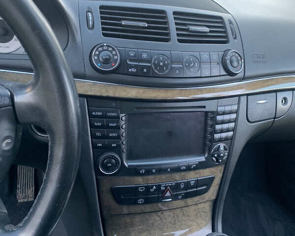 Сірий Мерседес Е-Клас, об'ємом двигуна 2.2 л та пробігом 445 тис. км за 6500 $, фото 7 на Automoto.ua