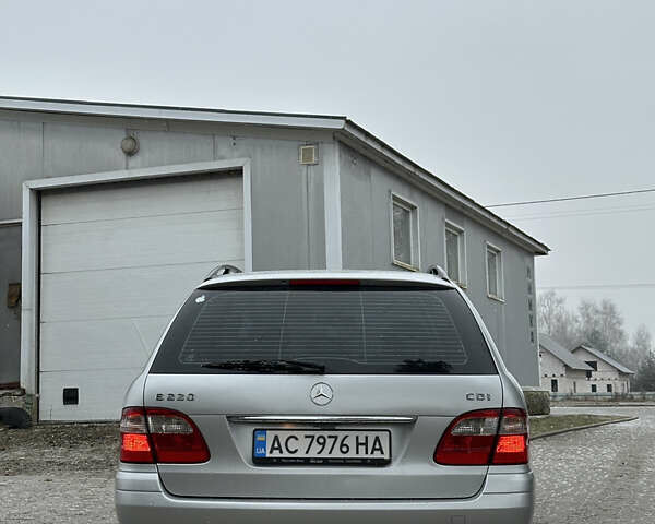 Сірий Мерседес Е-Клас, об'ємом двигуна 2.2 л та пробігом 270 тис. км за 6500 $, фото 5 на Automoto.ua