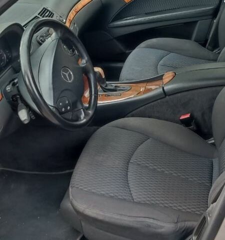 Серый Мерседес Е-Класс, объемом двигателя 3.2 л и пробегом 450 тыс. км за 2800 $, фото 6 на Automoto.ua