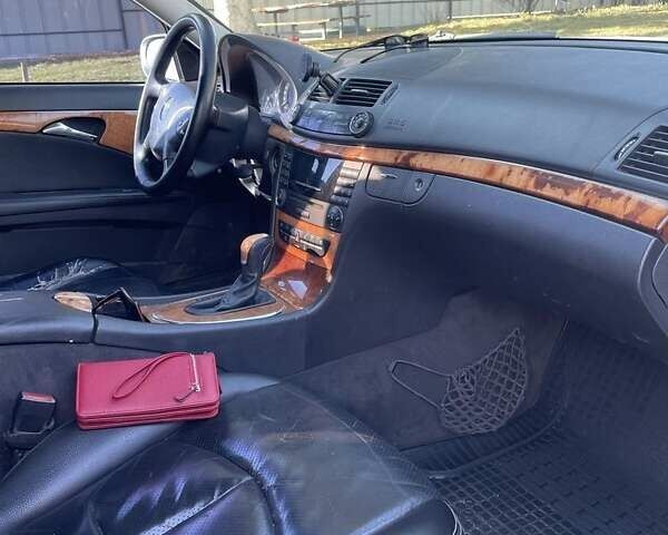 Серый Мерседес Е-Класс, объемом двигателя 2.1 л и пробегом 381 тыс. км за 6200 $, фото 4 на Automoto.ua