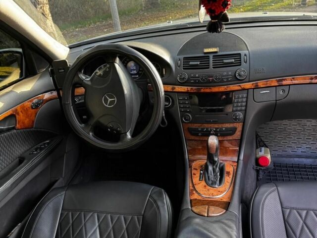 Серый Мерседес Е-Класс, объемом двигателя 3.2 л и пробегом 409 тыс. км за 6400 $, фото 4 на Automoto.ua