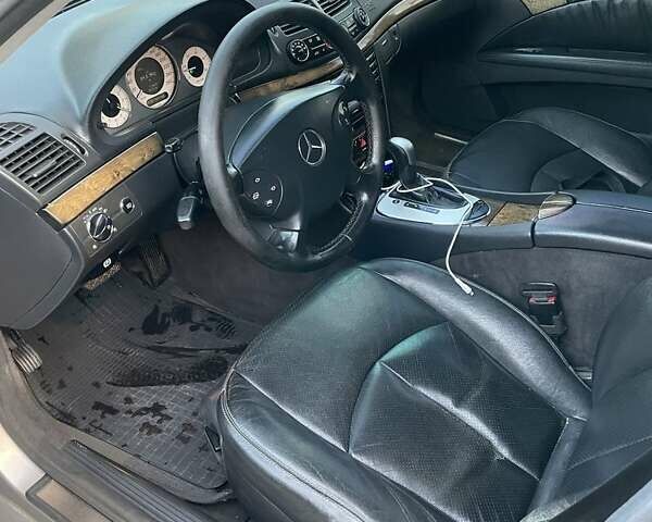 Мерседес Е-Класс 2005 в Хусте на Automoto.ua Серый Мерседес Е-Класс, объемом двигателя 3 л и пробегом 383 тыс. км за 7700 $, фото 12 на Automoto.ua