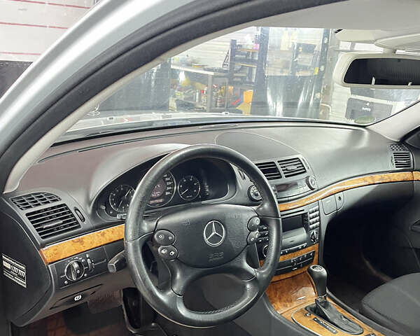 Серый Мерседес Е-Класс, объемом двигателя 2.2 л и пробегом 350 тыс. км за 7000 $, фото 6 на Automoto.ua