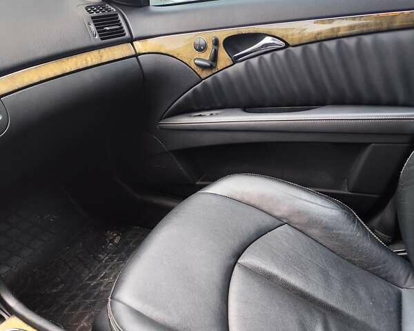 Серый Мерседес Е-Класс, объемом двигателя 3 л и пробегом 250 тыс. км за 10000 $, фото 5 на Automoto.ua