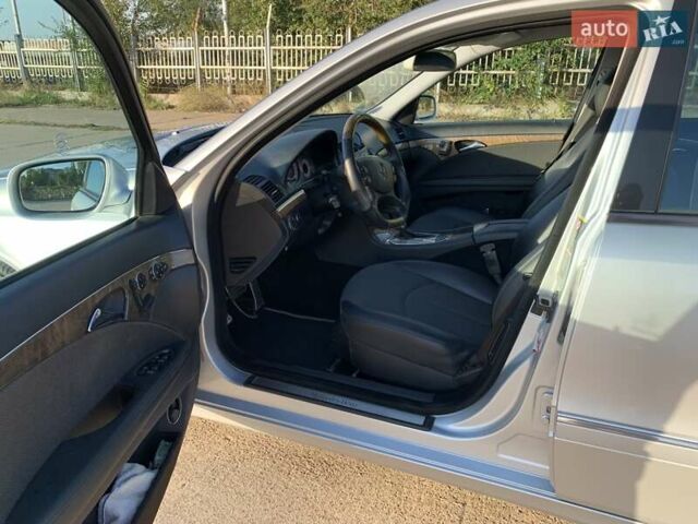 Серый Мерседес Е-Класс, объемом двигателя 2.99 л и пробегом 322 тыс. км за 9500 $, фото 6 на Automoto.ua