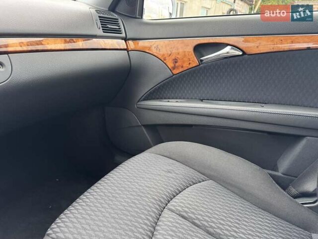 Сірий Мерседес Е-Клас, об'ємом двигуна 2.15 л та пробігом 280 тис. км за 6999 $, фото 43 на Automoto.ua
