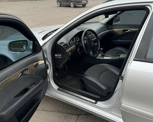 Сірий Мерседес Е-Клас, об'ємом двигуна 2.2 л та пробігом 270 тис. км за 8400 $, фото 6 на Automoto.ua