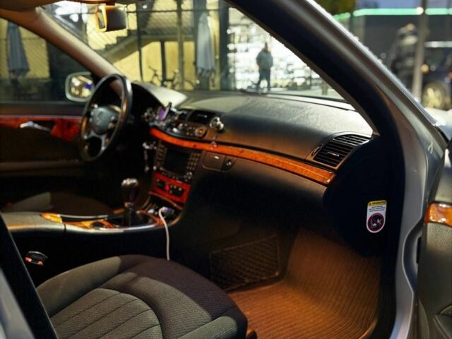 Серый Мерседес Е-Класс, объемом двигателя 2.2 л и пробегом 560 тыс. км за 6200 $, фото 4 на Automoto.ua