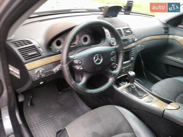 Сірий Мерседес Е-Клас, об'ємом двигуна 2.2 л та пробігом 300 тис. км за 9000 $, фото 4 на Automoto.ua