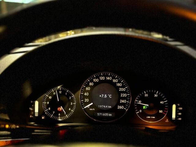 Серый Мерседес Е-Класс, объемом двигателя 2.2 л и пробегом 560 тыс. км за 6200 $, фото 3 на Automoto.ua