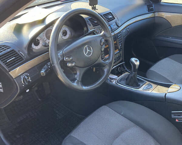 Серый Мерседес Е-Класс, объемом двигателя 2.15 л и пробегом 357 тыс. км за 7900 $, фото 4 на Automoto.ua