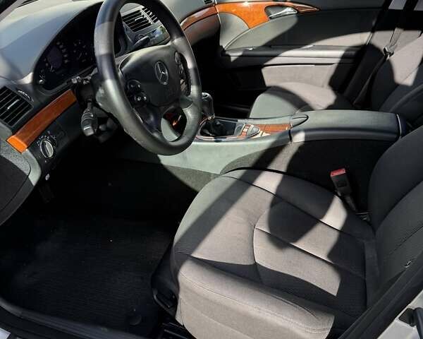 Сірий Мерседес Е-Клас, об'ємом двигуна 2.1 л та пробігом 373 тис. км за 7200 $, фото 13 на Automoto.ua