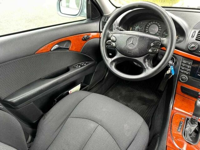 Сірий Мерседес Е-Клас, об'ємом двигуна 3 л та пробігом 210 тис. км за 44777 $, фото 4 на Automoto.ua