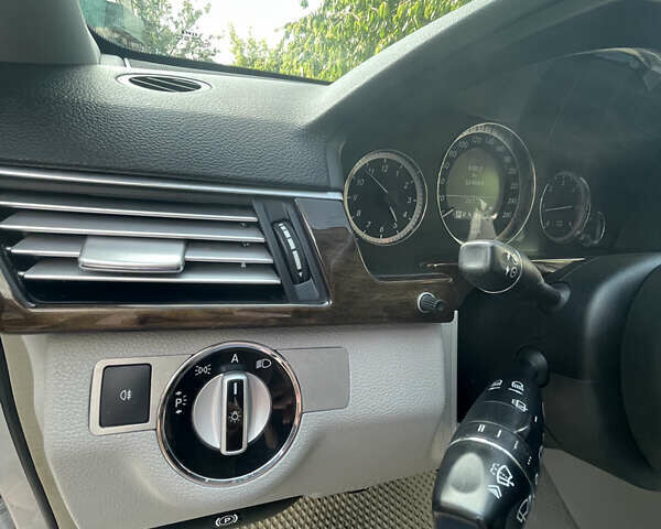 Сірий Мерседес Е-Клас, об'ємом двигуна 2.1 л та пробігом 325 тис. км за 11500 $, фото 2 на Automoto.ua