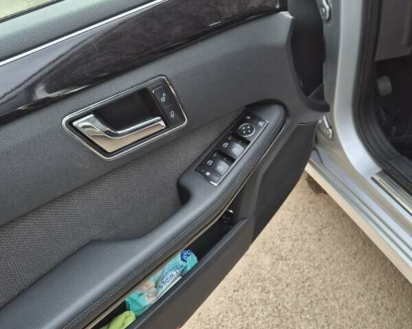 Сірий Мерседес Е-Клас, об'ємом двигуна 2.1 л та пробігом 255 тис. км за 13500 $, фото 13 на Automoto.ua