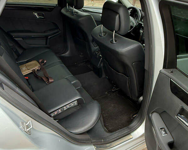 Сірий Мерседес Е-Клас, об'ємом двигуна 2.14 л та пробігом 246 тис. км за 9000 $, фото 9 на Automoto.ua