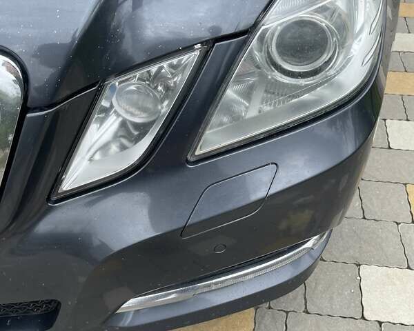 Сірий Мерседес Е-Клас, об'ємом двигуна 2.1 л та пробігом 350 тис. км за 11900 $, фото 1 на Automoto.ua