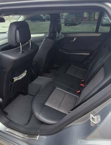 Серый Мерседес Е-Класс, объемом двигателя 2.1 л и пробегом 350 тыс. км за 12200 $, фото 3 на Automoto.ua