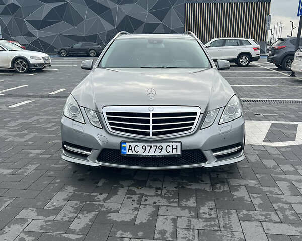 Серый Мерседес Е-Класс, объемом двигателя 2.2 л и пробегом 355 тыс. км за 12499 $, фото 2 на Automoto.ua