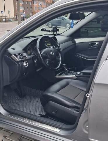 Серый Мерседес Е-Класс, объемом двигателя 2.1 л и пробегом 350 тыс. км за 12200 $, фото 1 на Automoto.ua