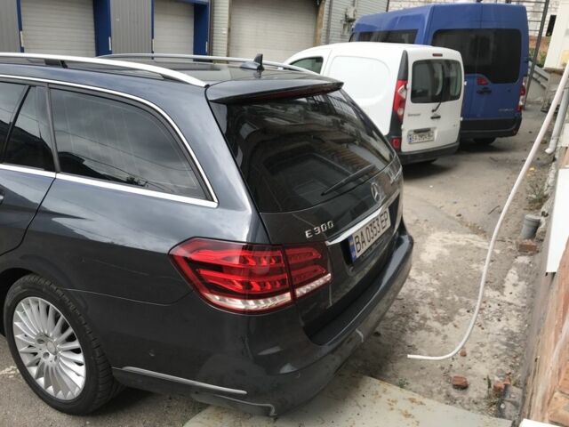 Серый Мерседес Е-Класс, объемом двигателя 0.22 л и пробегом 295 тыс. км за 15300 $, фото 3 на Automoto.ua