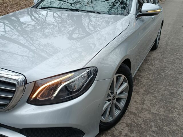 Серый Мерседес Е-Класс, объемом двигателя 2 л и пробегом 300 тыс. км за 18000 $, фото 9 на Automoto.ua