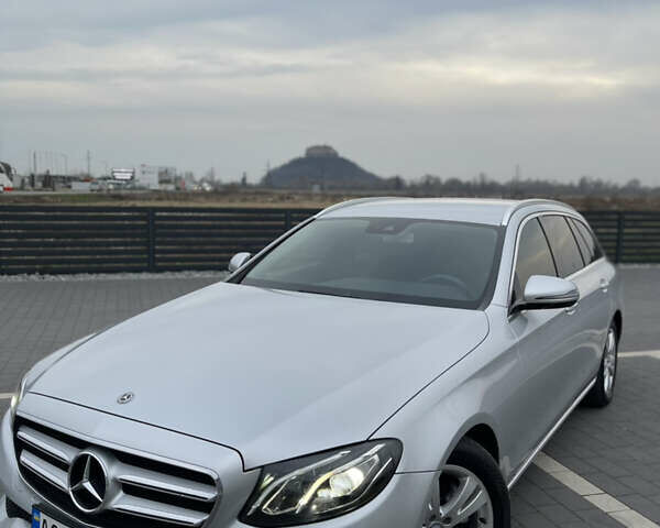 Серый Мерседес Е-Класс, объемом двигателя 2 л и пробегом 223 тыс. км за 20499 $, фото 1 на Automoto.ua