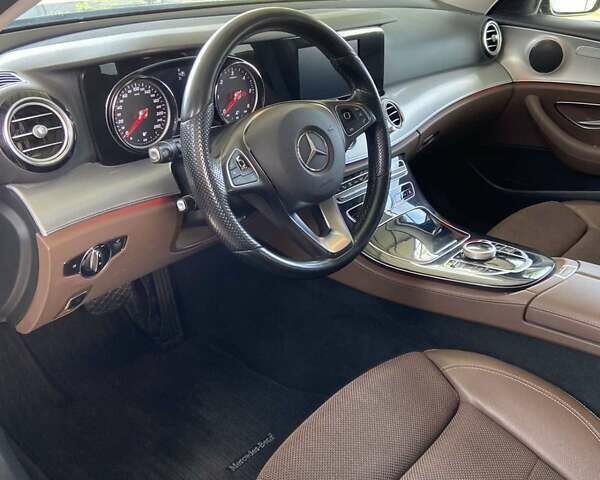 Серый Мерседес Е-Класс, объемом двигателя 2 л и пробегом 110 тыс. км за 28900 $, фото 2 на Automoto.ua