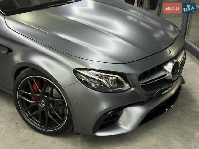 Серый Мерседес Е-Класс, объемом двигателя 4 л и пробегом 83 тыс. км за 61500 $, фото 2 на Automoto.ua