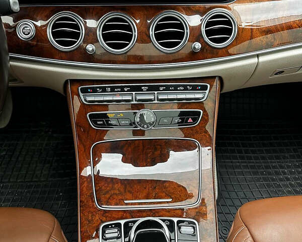 Мерседес Е-Клас 2018 у Києві на Automoto.ua Сірий Мерседес Е-Клас, об'ємом двигуна 3 л та пробігом 40 тис. км за 32700 $, фото 23 на Automoto.ua