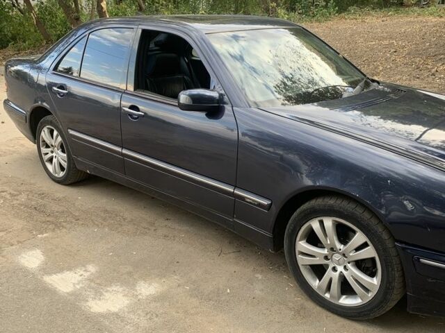 Синий Мерседес Е-Класс, объемом двигателя 3.2 л и пробегом 500 тыс. км за 4000 $, фото 6 на Automoto.ua