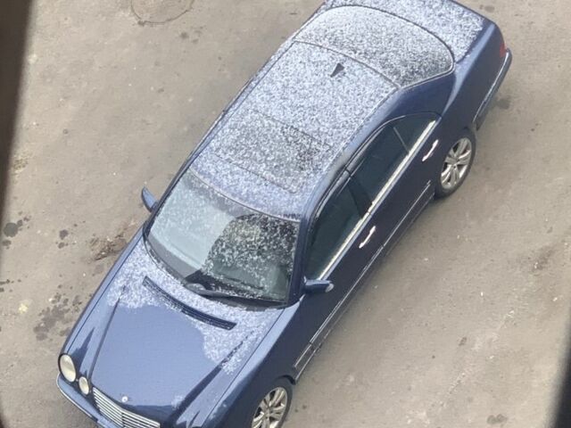 Синий Мерседес Е-Класс, объемом двигателя 3.2 л и пробегом 500 тыс. км за 4000 $, фото 1 на Automoto.ua