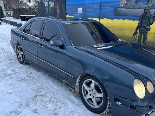 Синій Мерседес Е-Клас, об'ємом двигуна 3.2 л та пробігом 300 тис. км за 3000 $, фото 1 на Automoto.ua