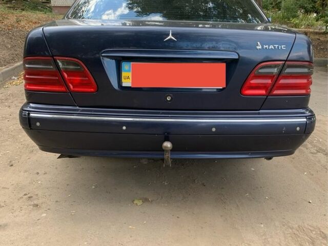 Синий Мерседес Е-Класс, объемом двигателя 3.2 л и пробегом 500 тыс. км за 4000 $, фото 2 на Automoto.ua