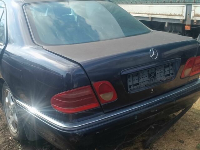 Синий Мерседес Е-Класс, объемом двигателя 3.2 л и пробегом 300 тыс. км за 500 $, фото 2 на Automoto.ua