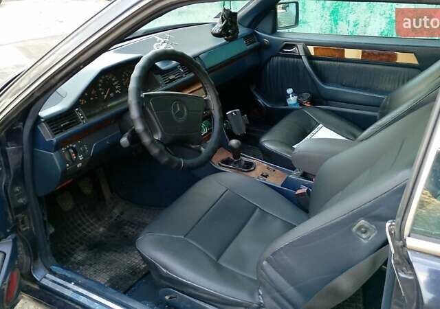 Синий Мерседес Е-Класс, объемом двигателя 2 л и пробегом 260 тыс. км за 3500 $, фото 1 на Automoto.ua