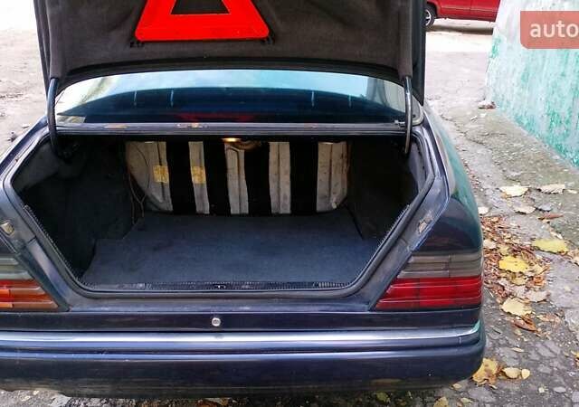 Синий Мерседес Е-Класс, объемом двигателя 2 л и пробегом 260 тыс. км за 3500 $, фото 6 на Automoto.ua