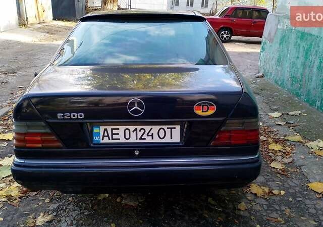Синий Мерседес Е-Класс, объемом двигателя 2 л и пробегом 260 тыс. км за 3500 $, фото 2 на Automoto.ua