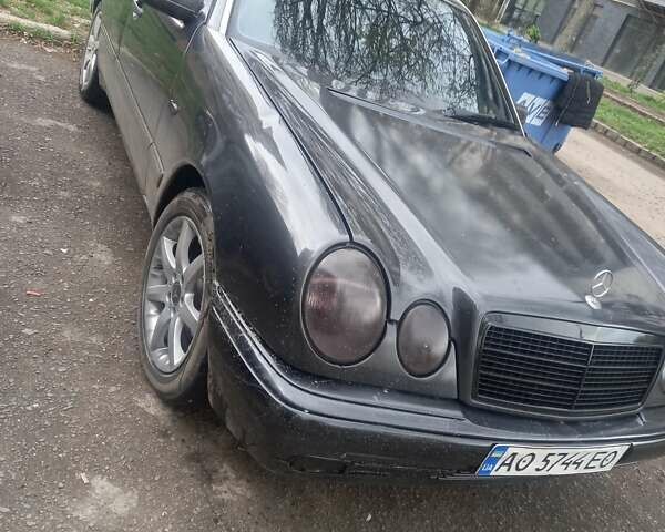 Синий Мерседес Е-Класс, объемом двигателя 2 л и пробегом 260 тыс. км за 2200 $, фото 4 на Automoto.ua