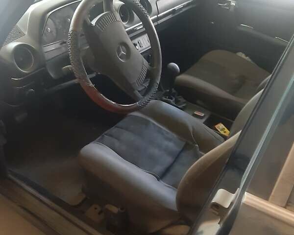 Синий Мерседес Е-Класс, объемом двигателя 2.3 л и пробегом 150 тыс. км за 2650 $, фото 6 на Automoto.ua