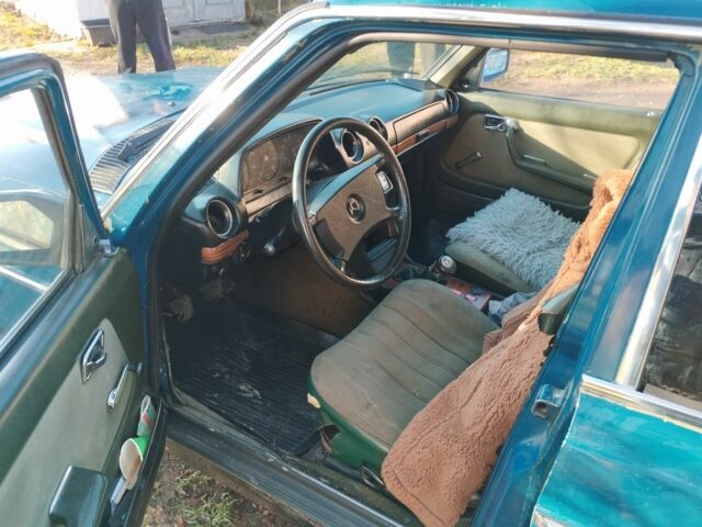 Синій Мерседес Е-Клас, об'ємом двигуна 2.4 л та пробігом 300 тис. км за 1200 $, фото 4 на Automoto.ua