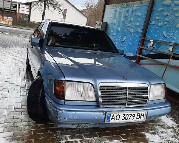 Синій Мерседес Е-Клас, об'ємом двигуна 2 л та пробігом 300 тис. км за 1600 $, фото 1 на Automoto.ua