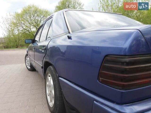 Синій Мерседес Е-Клас, об'ємом двигуна 2 л та пробігом 354 тис. км за 2000 $, фото 4 на Automoto.ua