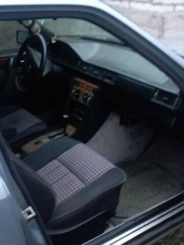 Синий Мерседес Е-Класс, объемом двигателя 2.55 л и пробегом 255 тыс. км за 2500 $, фото 6 на Automoto.ua