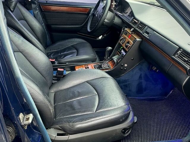 Синий Мерседес Е-Класс, объемом двигателя 2.3 л и пробегом 350 тыс. км за 2000 $, фото 4 на Automoto.ua