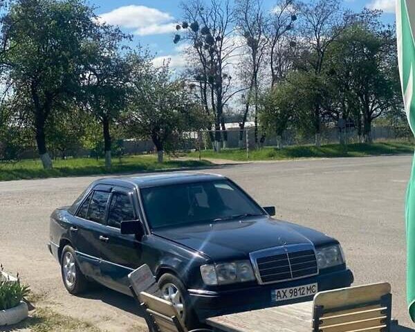 Синий Мерседес Е-Класс, объемом двигателя 2.3 л и пробегом 350 тыс. км за 2100 $, фото 11 на Automoto.ua