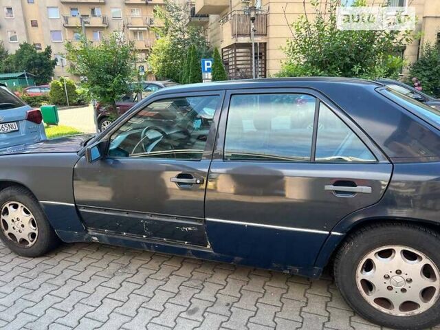 Синий Мерседес Е-Класс, объемом двигателя 2 л и пробегом 320 тыс. км за 1800 $, фото 3 на Automoto.ua