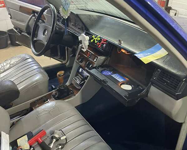 Синий Мерседес Е-Класс, объемом двигателя 2.5 л и пробегом 100 тыс. км за 1100 $, фото 15 на Automoto.ua