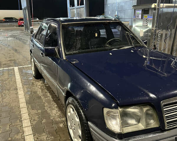 Синий Мерседес Е-Класс, объемом двигателя 2 л и пробегом 376 тыс. км за 3000 $, фото 4 на Automoto.ua