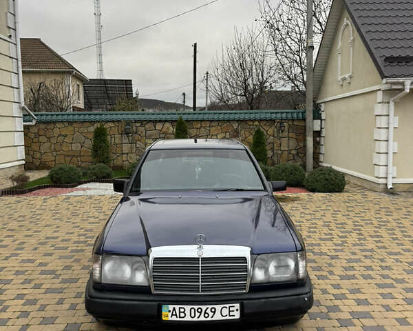 Синий Мерседес Е-Класс, объемом двигателя 2 л и пробегом 390 тыс. км за 1950 $, фото 3 на Automoto.ua